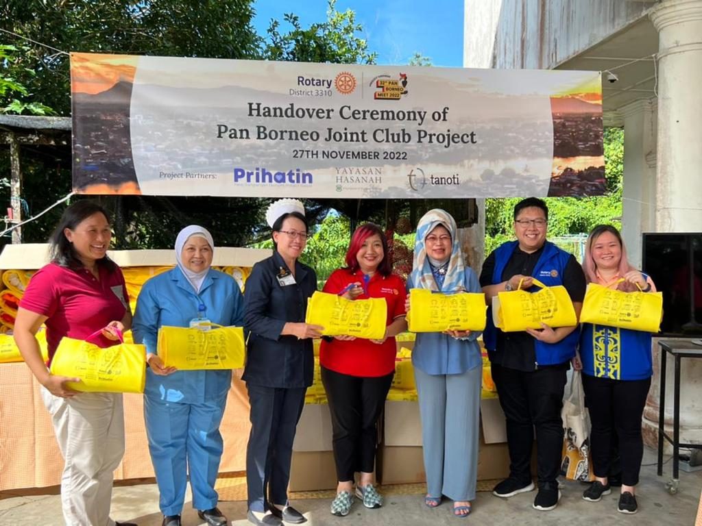 Rotary Pan Borneo Joint Club project promotes environmental charities BY MARLINDA MARZUKI ON NOVEMBER 28, 2022, MONDAY AT 7:01 AMSARAWAK Fatimah (third right), Kam (centre) and others show packs of reusable diapers for distribution under the Rotary Pan Borneo Joint Club Project.